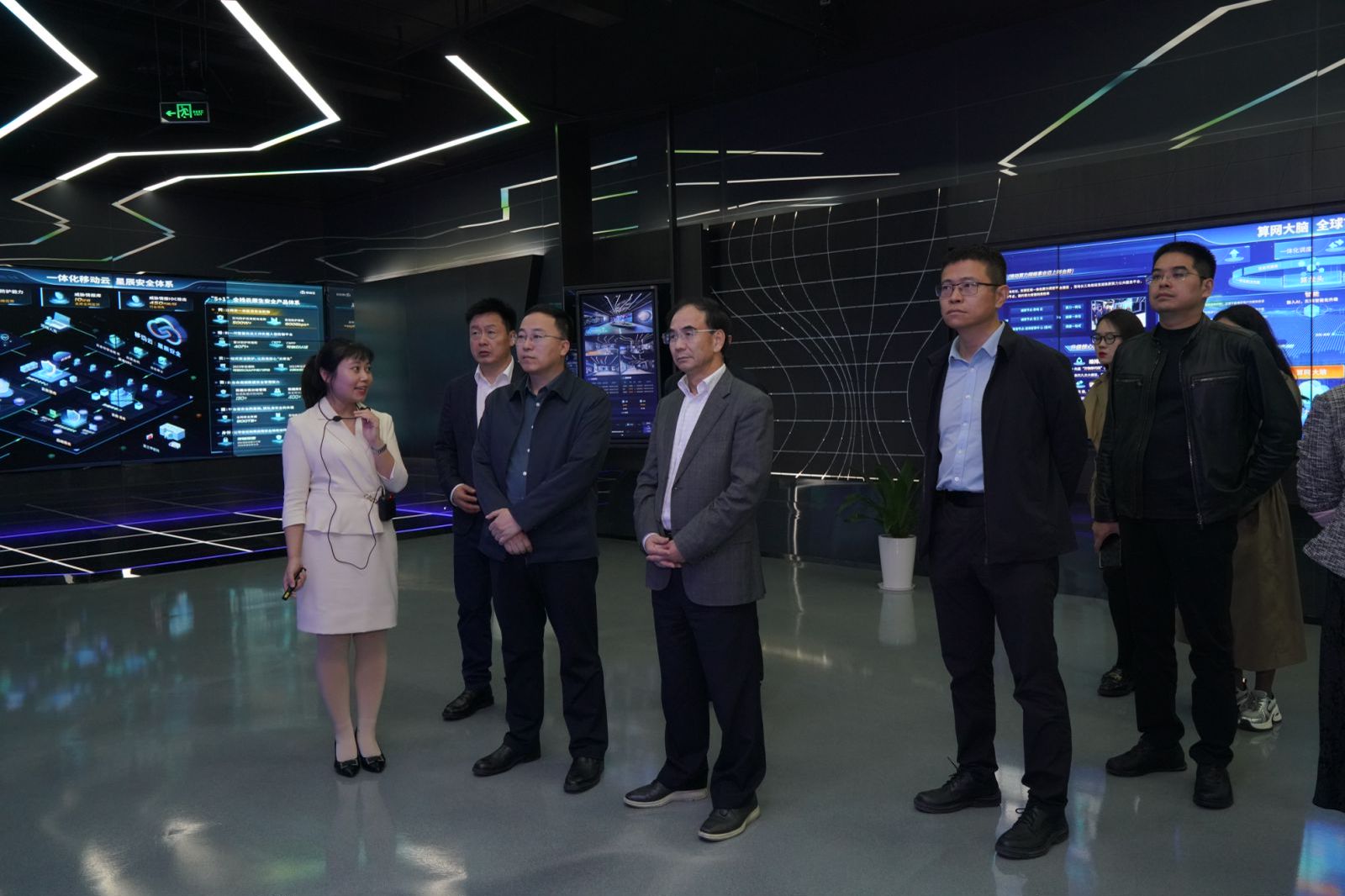 厅党组成员、副厅长黄新波赴中国移动云能力中心调研网络技术研发